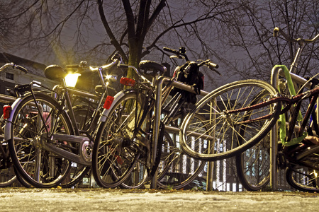 荷兰阿姆斯特丹之夜的自行车