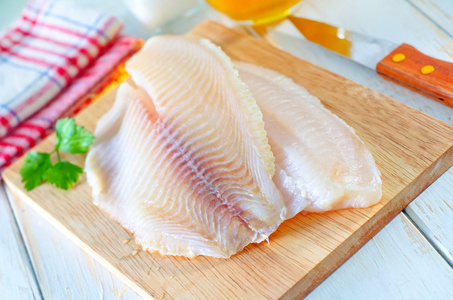 深海鲈鱼生鱼照片