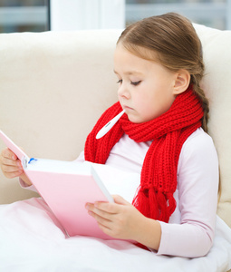 温度计生病的小女孩正在读的书图片