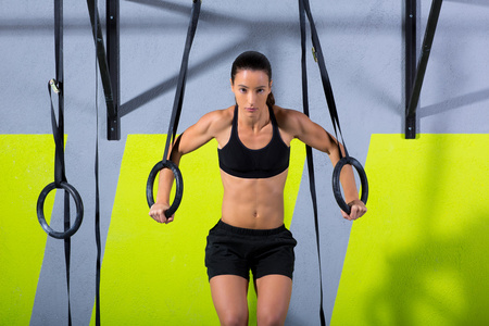 crossfit dip 环女子体育锻炼在健身房浸洗