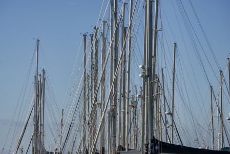 意大利，西西里岛 地中海 玛丽娜迪拉古萨 帆船桅杆在码头