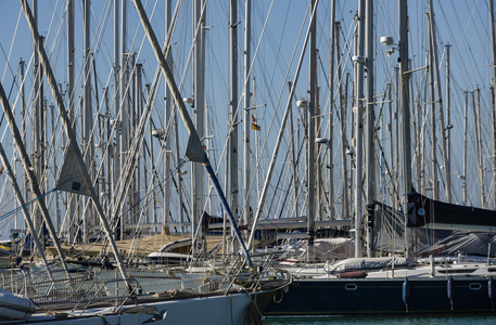 意大利，西西里岛 地中海 玛丽娜迪拉古萨 帆船桅杆在码头