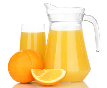 全玻璃和桔子汁和橙子上白色隔离的水罐