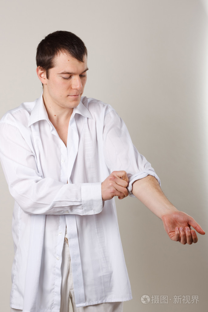 成功强而有力的铲球卷起衬衫袖子男式衬衫