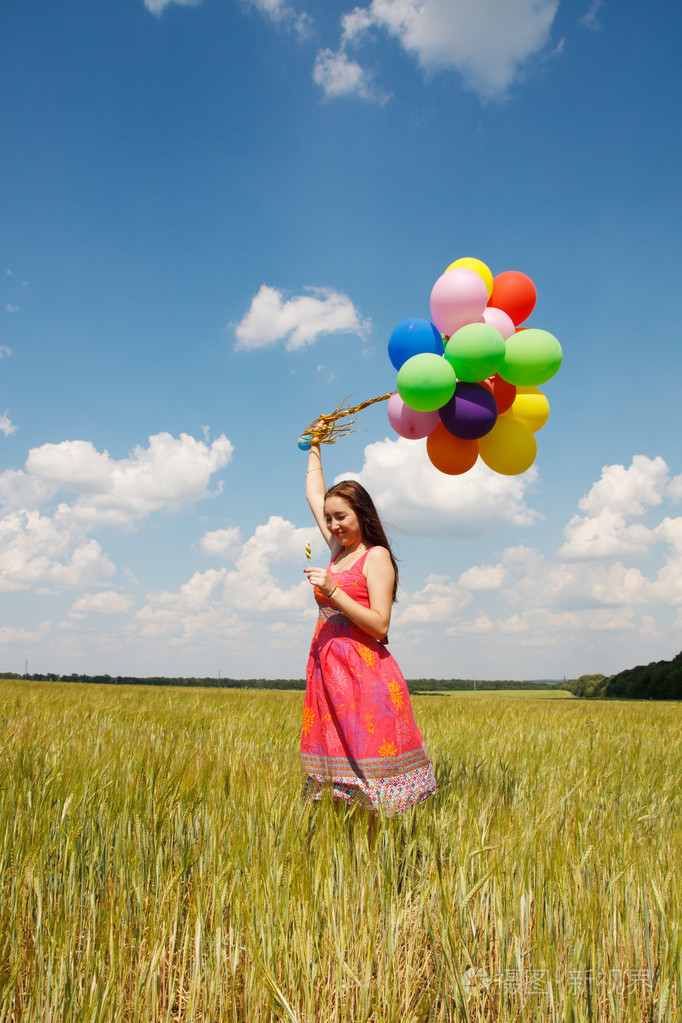 快乐的年轻女人和彩色气球