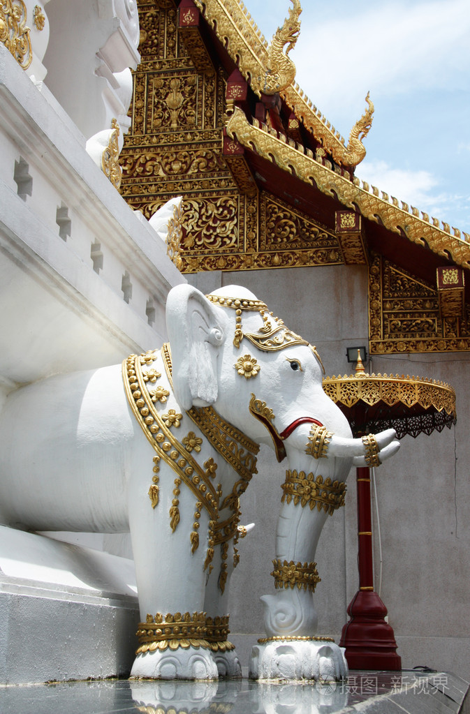 大象雕像在泰国的佛教寺庙