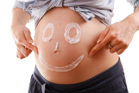 腹部一个年轻的怀孕女子带着笑脸
