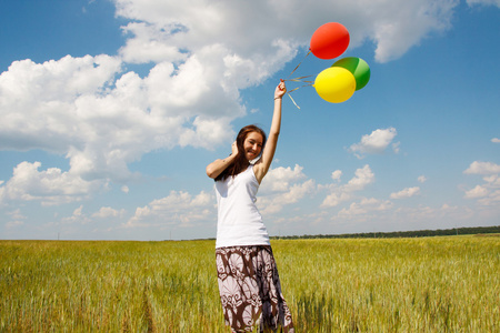 快乐的年轻女人和彩色气球