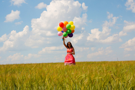 快乐的年轻女人和彩色气球
