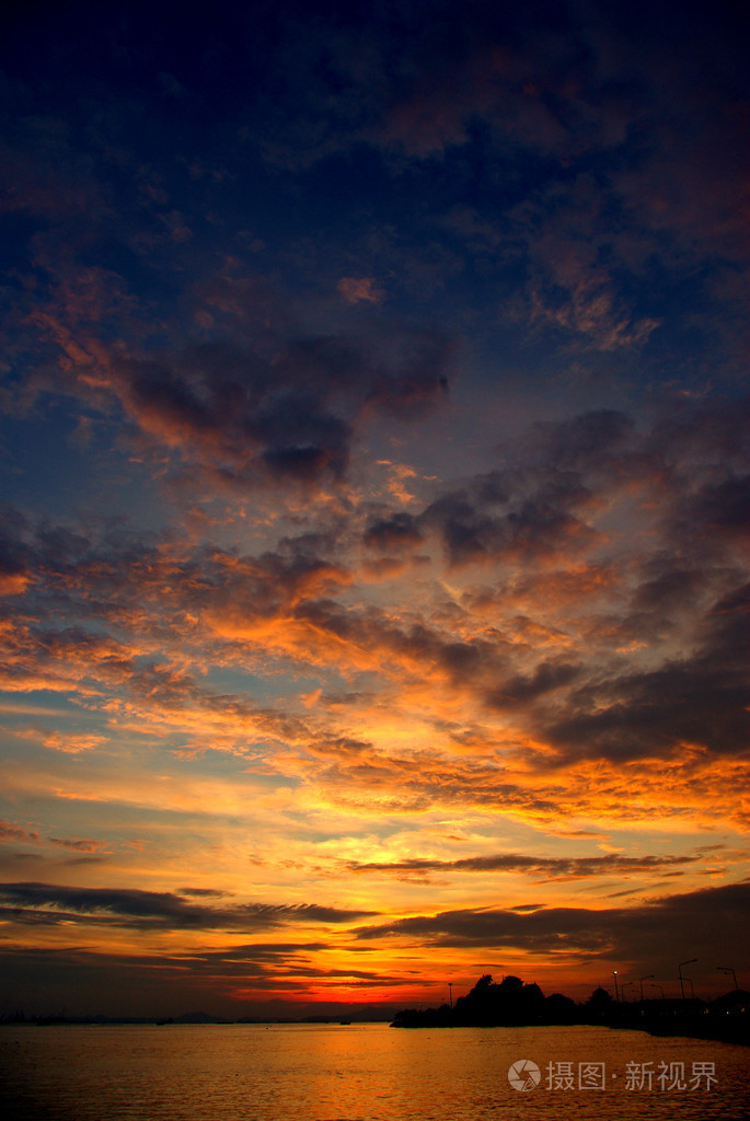 漂亮的夕阳的天空