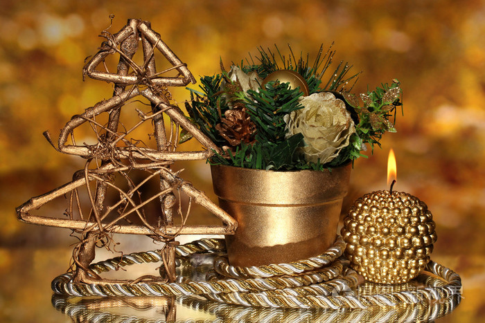 圣诞节的作文与蜡烛和装饰品，在明亮的背景上的金颜色