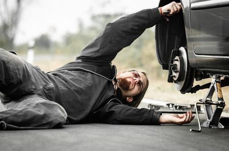 帅哥修车照片