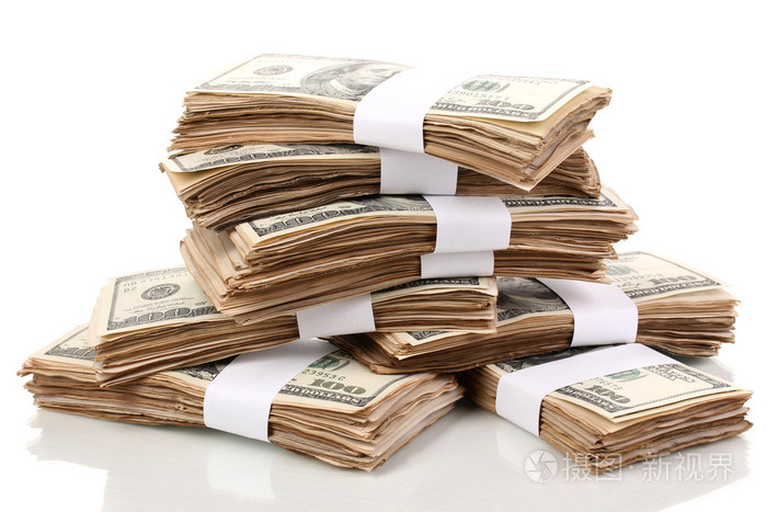 成堆的白色上孤立的一百美元钞票特写