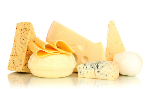 各种类型的奶酪上白色隔离