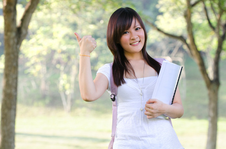 亚洲大学女孩坐在