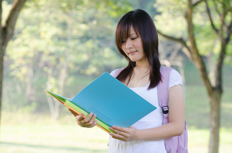 亚洲大学女生学习户外