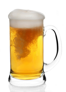 杯啤酒在白色背景上