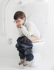 小孩看马桶图片