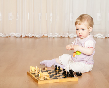 宝贝女儿下棋