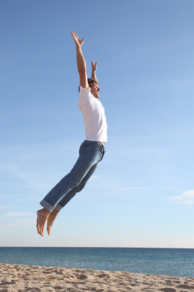 男子在海滩跳快乐