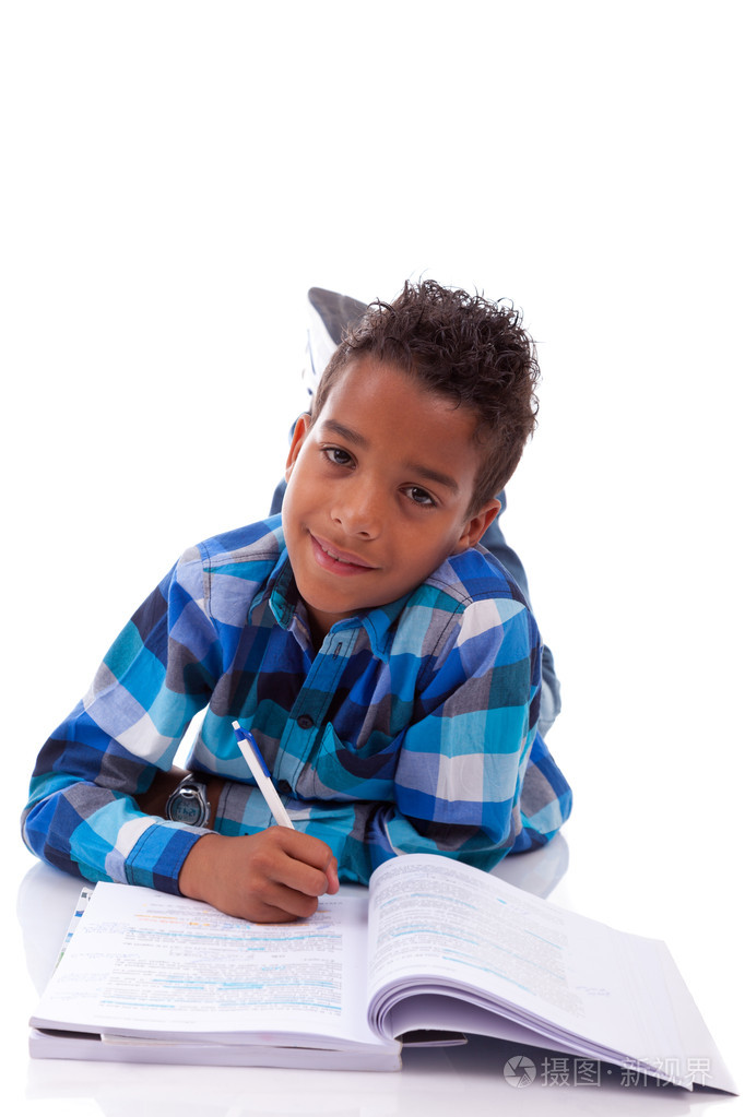 非洲的小男孩躺在地板上和阅读的书照片-正版商用图片1b4x34-摄图新视