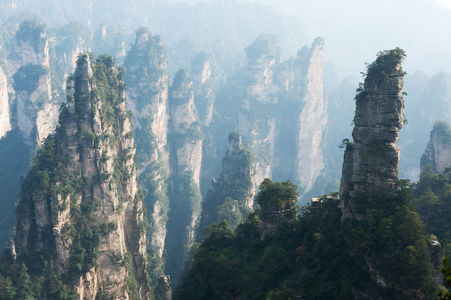 陡峭的山