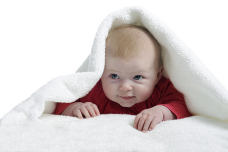 4 个月大的婴儿裹着一条毛巾