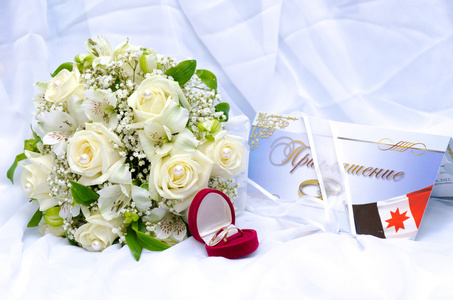 结婚戒指和玫瑰花束