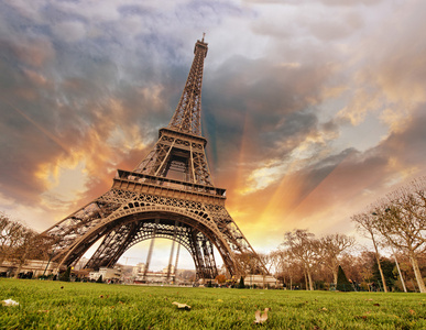 艾菲尔铁塔和巴黎天空的美丽的颜色