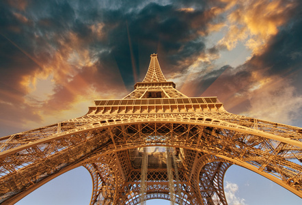 美丽的景色的埃菲尔铁塔在巴黎与夕阳的颜色