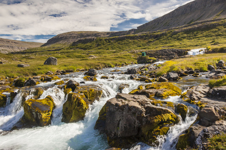 快速干净的河冰岛 westfjords