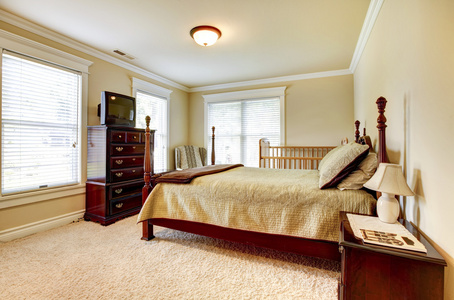 与木家具和米色色调明亮间大的卧室
