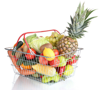 新鲜的蔬菜和水果中孤立在白色金属篮