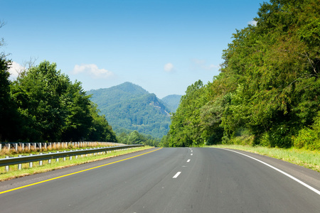 在北卡罗莱纳州的乡村道路