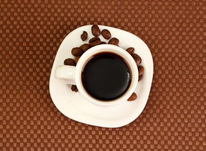 杯咖啡棕色背景上