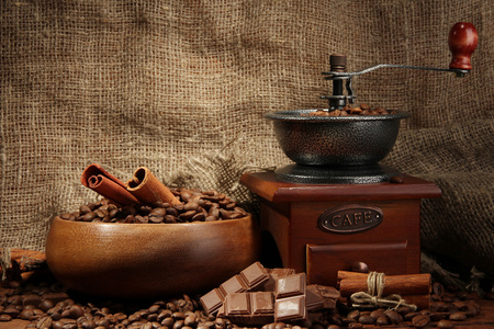 咖啡研磨机和杯咖啡麻布背景上