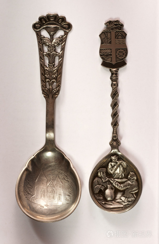 两个老式银茶匙
