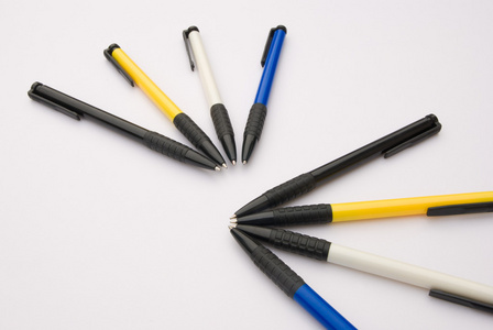 原子笔不同的颜色的原子笔,在白色照片