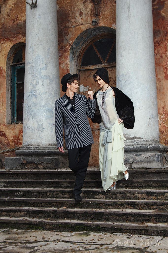 照片 复古风格时尚的一对年轻夫妇的肖像.服装和马.jpg