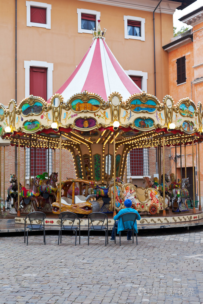 在广场上的旋转木马旋转木马照片-正版商用图片1b56dh-摄图新视界