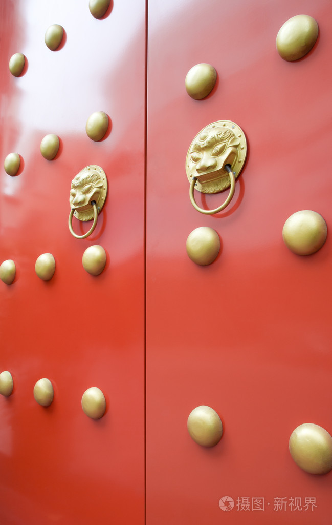 典型的中国宫殿大门的右视图