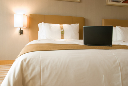 酒店床和便携式计算机