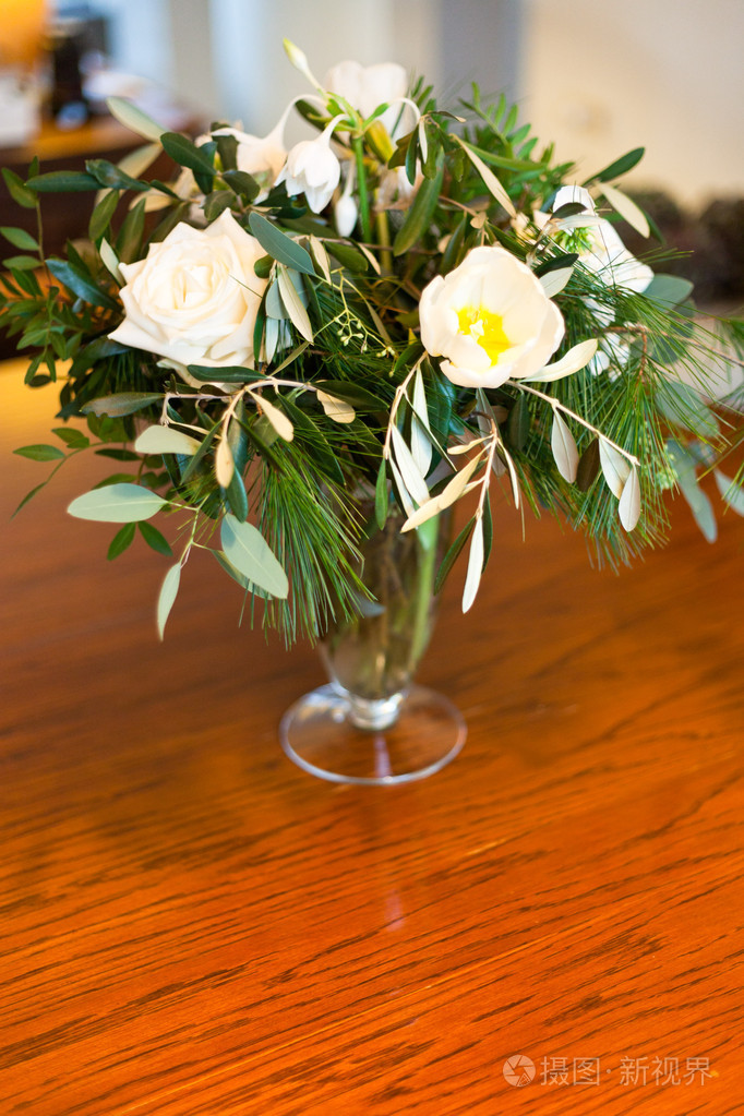 白色木制桌上花瓶里的花