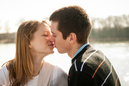 年轻人爱在接吻情侣