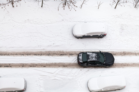 顶视图的雪路住宅小区图片