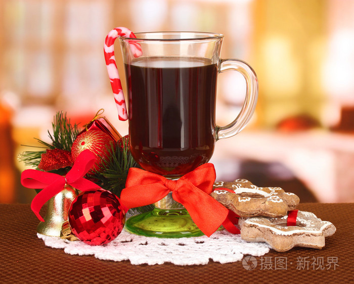热可口饮料与圣诞糖果和其他装饰品在明亮的背景上