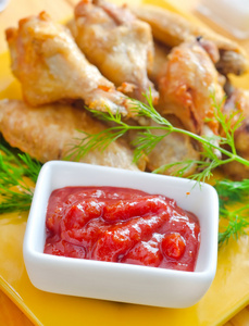 热肉菜用红辣调味汁的烤的鸡翅膀