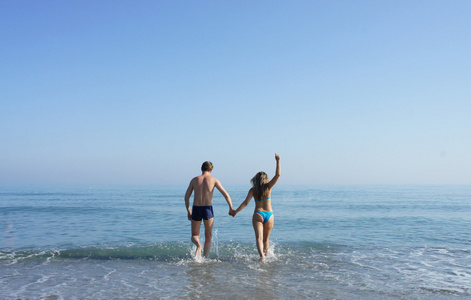 年轻快乐的夫妻，在海滩上