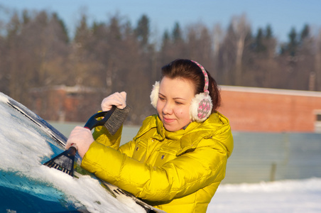 女孩清洁车从雪