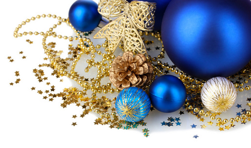 美丽的蓝色圣诞球和圆锥上白色隔离